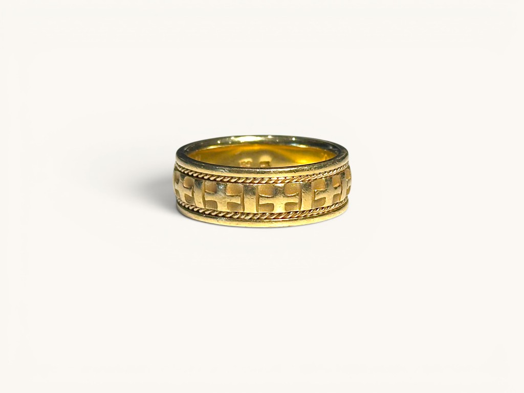 18K gold heraldic cross motif band ring